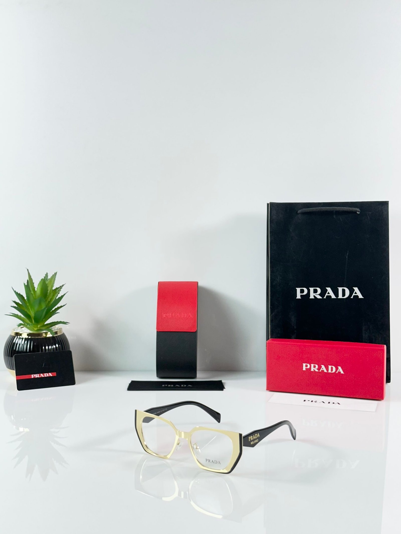 PR WMNS 018 Gold Black Frame